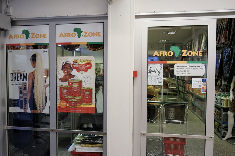 Í afrísku búðinni má finna sérvörur fyrir fólk á Íslandi með dökkt hörund og hár sem getur verið erfitt viðureignar. Mynd: Bára Huld Beck