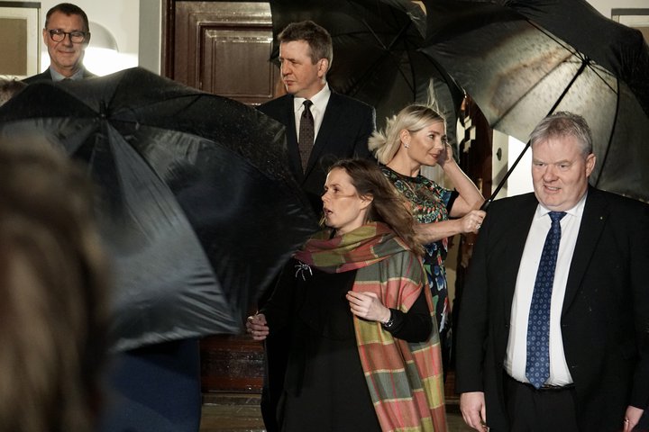 Það hefur gustað um ríkisstjórnina það sem af er kjörtímabili og vinsældir þeirra sem hana skipa hafa hríðfallið.