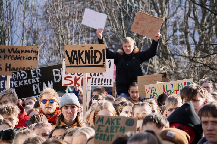 Ungmenni mótmæla aðgerðum stjórnvalda í loftslagsmálum.