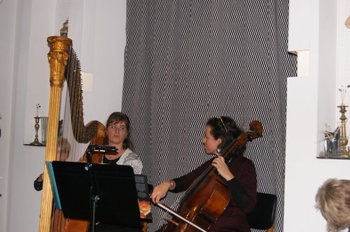 Systurnar Marion og Anne-Lise Herrera, Marion til vinstri hörpuleikari, Anne-Lise á selló.