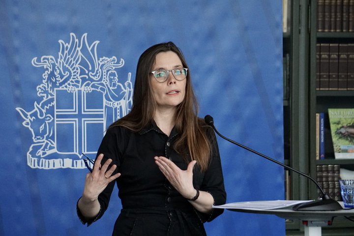 Katrín Jakobsdóttir forsætisráðherra segir ríkisstjórnina ekki vera farna að ræða mögulegar aðgerðir vegna nýrrar bylgju veirufaraldursins.