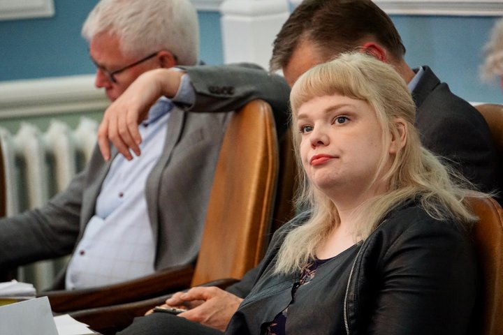 Þórhildur Sunnar Ævarsdóttir, þingmaður Pírata, segir segir ríkisstjórnina hafa enn eina ferðina „frestað því að afgreiða gríðarlega mikilvægt mannréttindamál, afglæpavæðingu vörslu neysluskammta vímuefna.“