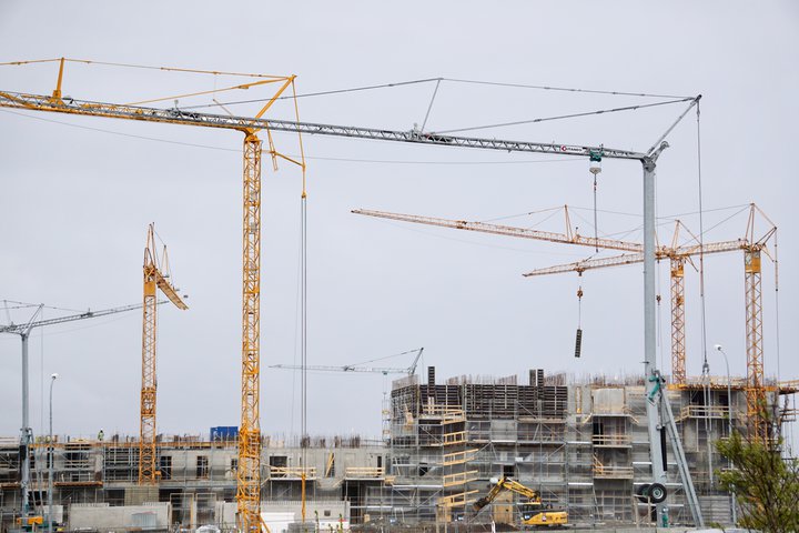 Þrátt fyrir að hægt hafi á verðhækkunum á húsnæðismarkaði í fyrra jukust útlán lífeyrissjóða í krónum talið.