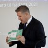 Bjarni Benediktsson fjármála- og efnahagsráðherra með fjárlagafrumvarp ársins 2021 í höndunum. Meirihluti fjárlaganefndar bætir 55,3 milljörðum króna við útgjöld ríkissjóðs, með breytingatillögum sem lagðar hafa verið fram.