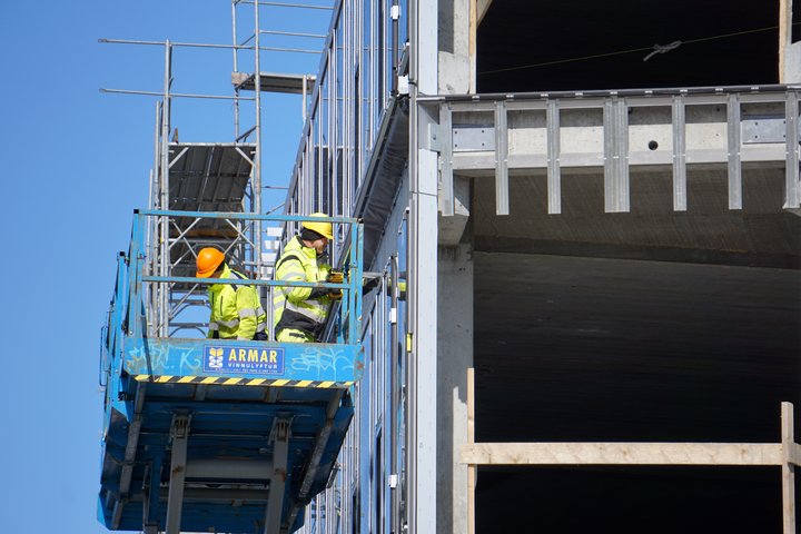 Verkamenn á palli - Hafnartorg