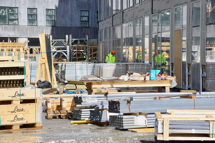 Mikill vöxtur í ferðaþjónustu og byggingaiðnaði hefur skapað mikla eftirspurn eftir vinnuafli á Íslandi. Þeirri eftirspurn mætir erlent vinnuafl sem flyst hingað til lands.