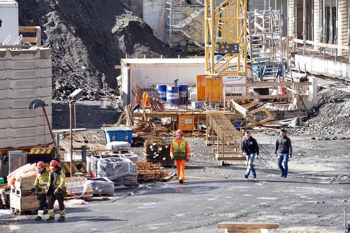 Mikill vöxtur í ferðaþjónustu og byggingaiðnaði hefur skapað mikla eftirspurn eftir vinnuafli á Íslandi. Þeirri eftirspurn er mætt erlendis frá.