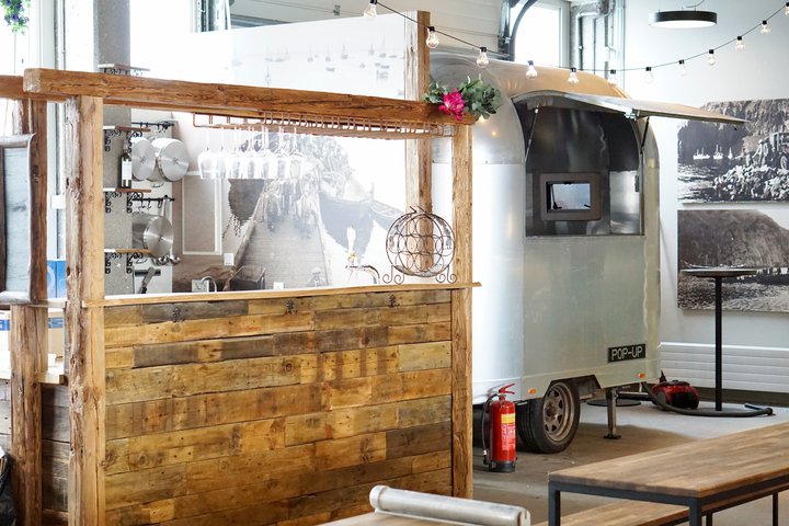 Ýmsir veitingastaðir, líkt og Grandi mathöll, hafa þurft að loka starfsemi sinni vegna sóttvarnaraðgerða.