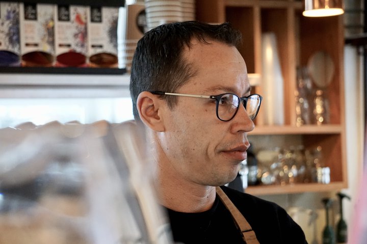 Tibor starfar á Kaffibrennslunni á Laugavegi í Reykjavík.