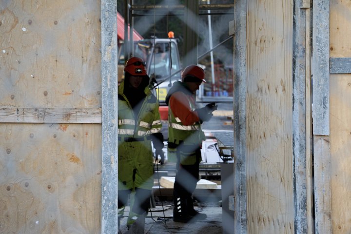 Mikill samdráttur í byggingaframkvæmdum vegna ferðaþjónustu, t.d. í tengslum við byggingu hótela, hefur vigtað inn í aukið atvinnuleysi.