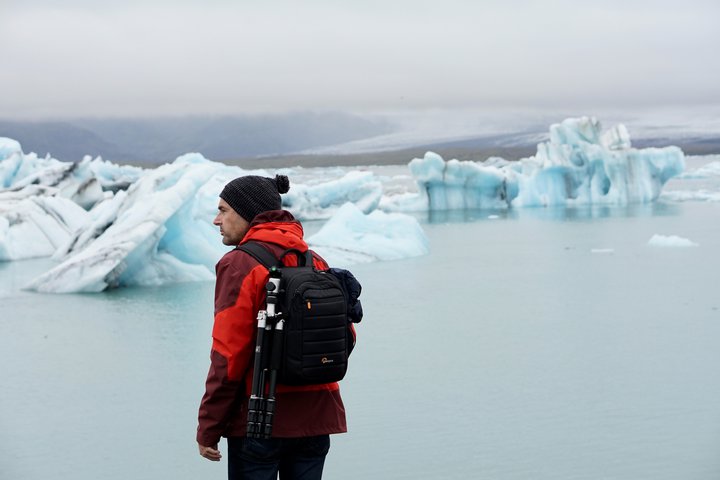 Ferðamaður við Jökulsárlón