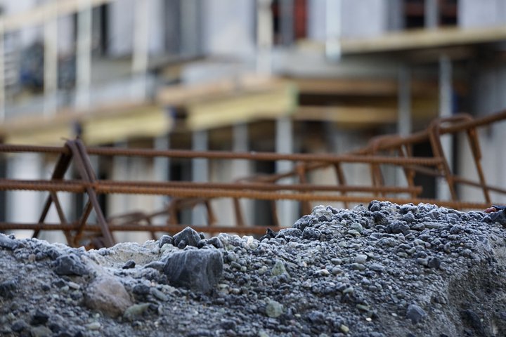 Skortur er á steypu í landinu þessa stundina, samkvæmt framkvæmdastjóra Sementsverksmiðjunnar.