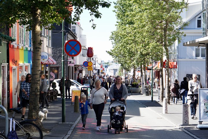 Meðaltal árstekna hér á landi er um 7,1 milljón en miðgildi árstekna er um 5,9 milljónir.