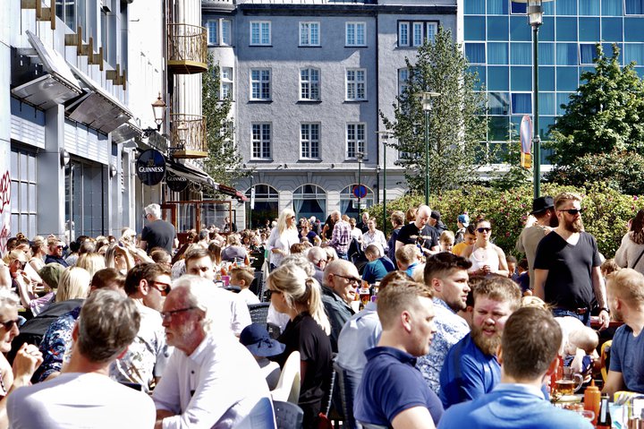 Fólk unir sér við Austurvöll