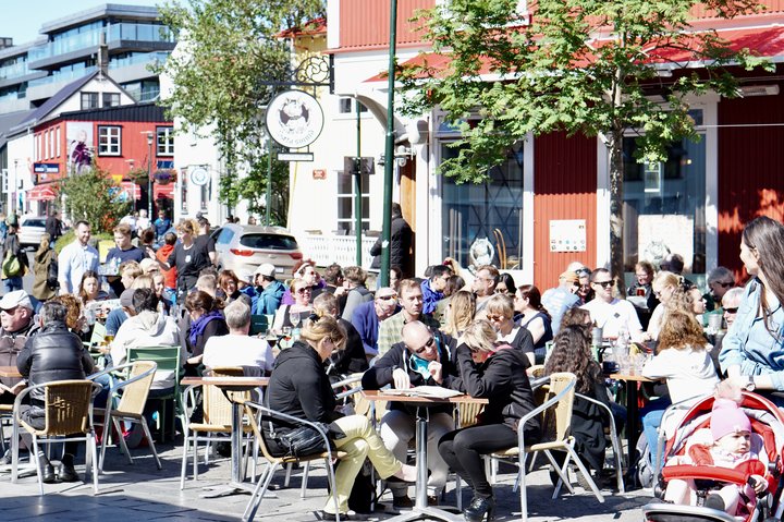 Neysla Íslendinga minnkaði samdráttinn í hagkerfinu í fyrra