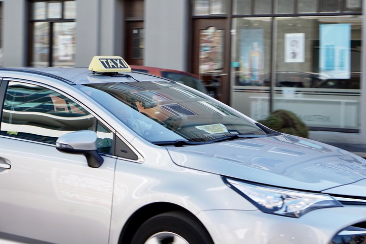 Ásókn í ferðir leigubíla hrundi þegar Covid-faraldurinn kom en nokkuð hefur glæðst undanfarið eftir að flugferðum fjölgaði.