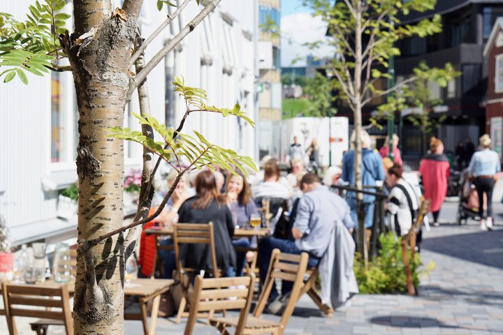 Alls bjuggu 366.700 manns á Íslandi við lok annars ársfjórðungs.