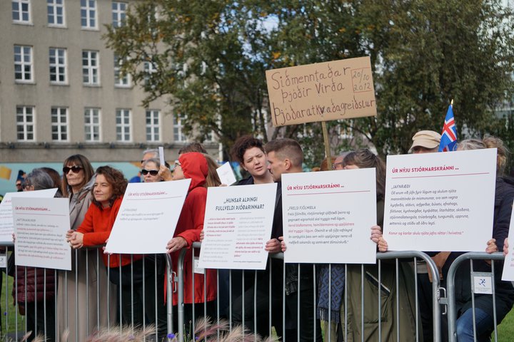 Þögul mótmæli við síðustu þingsetningu