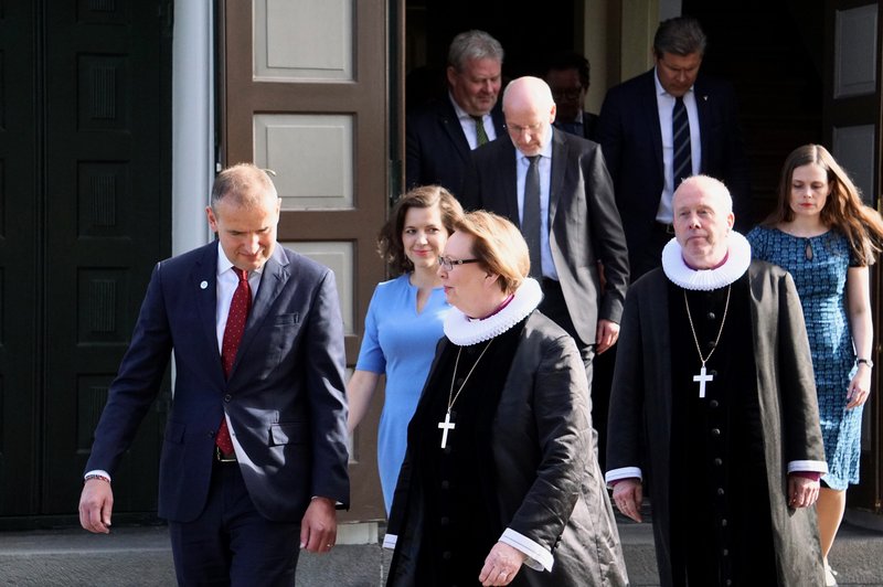 Forseti Íslands, biskup Íslands og þingmenn ganga út úr Dómkirkjunni eftir messu. Mynd: Bára Huld Beck