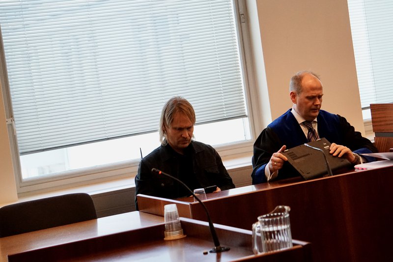 Atli Rafn Sigurðarson við aðalmeðferð málsins með lögmanni sínum Mynd: Bára Huld Beck