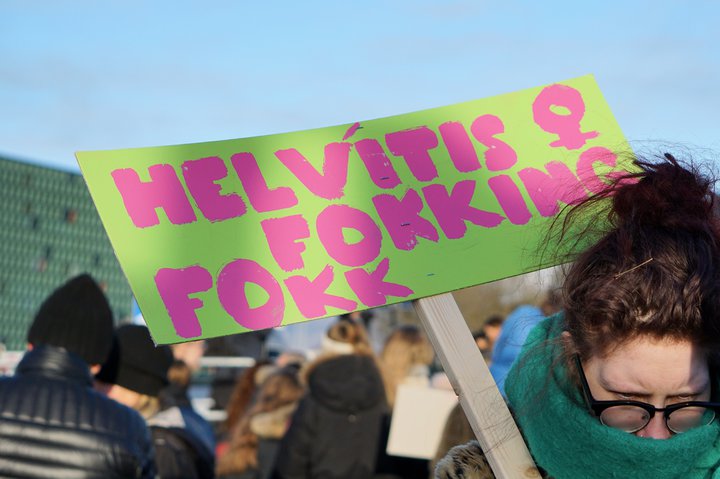 Fleiri Íslendingar flytja nú frá landinu en til þess þrátt fyrir mikla efnahagslega uppsveiflu síðastliðin ár.