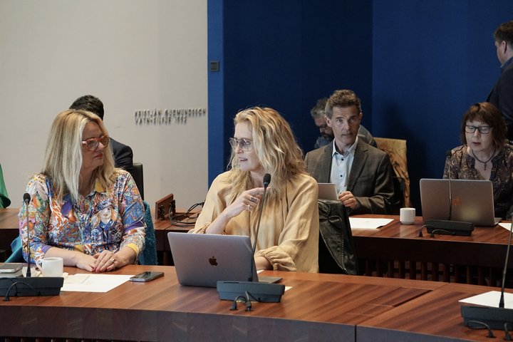 Frá fundi borgarstjórnar Reykjavíkur í vor. Í forgrunni ræðast við þær Árelía Eydís Guðmundsdóttir og Heiða Björg Hilmisdóttir, sem er formaður Sambands íslenskra sveitarfélaga.