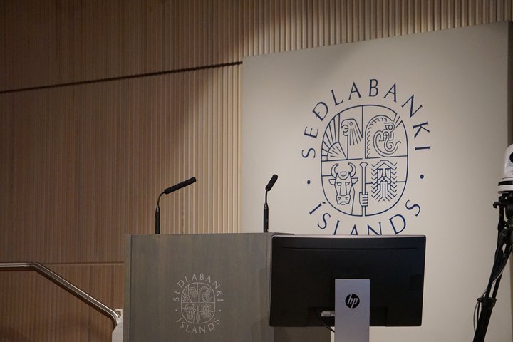 Gjaldeyrisvaraforðinn nam 865,6 milljörðum króna um mitt árið.