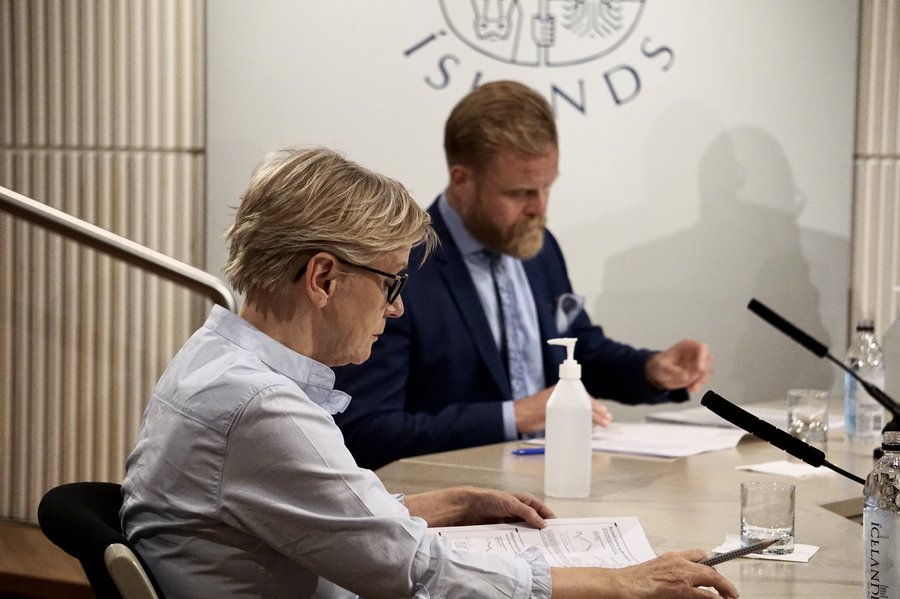 Mynd: Bára Huld Beck Rann­veig Sig­urð­ar­dótt­ir og Ásgeir Jónsson