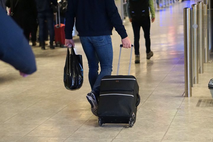 Komufarþegar munu þurfa að greiða sjálfir fyrir sýnatöku frá 1. júlí.