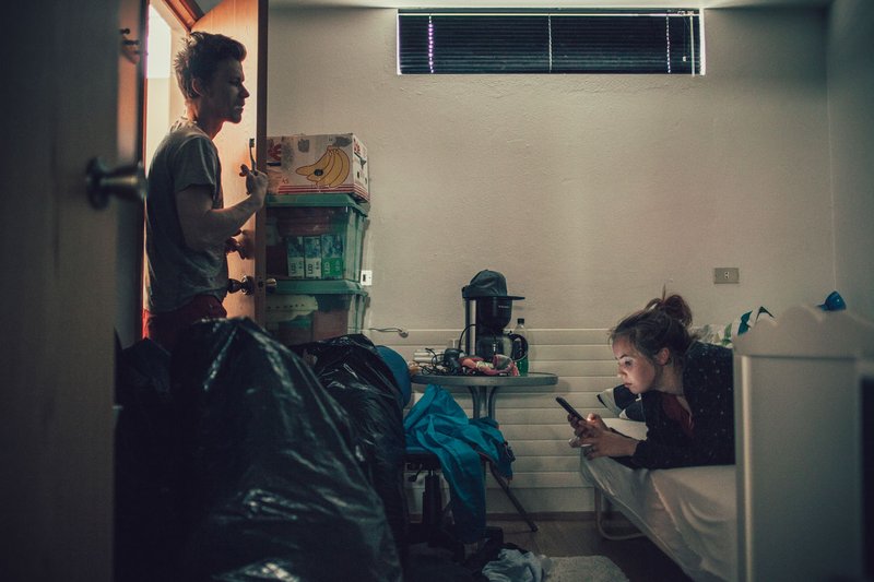 Frá dómnefnd: Myndin er tekin á þann hátt að það er líkt og ljósmyndarinn sé að gægjast inn um dyr sem gerir upplifunina sterkari. Hún er táknræn fyrir það sem er að gerast í heiminum í dag þar sem síminn er það sem virðist skipta fólk mestu máli og persónuleg samskipti líða oft fyrir það. Mynd: Heiðar Helgadóttir.