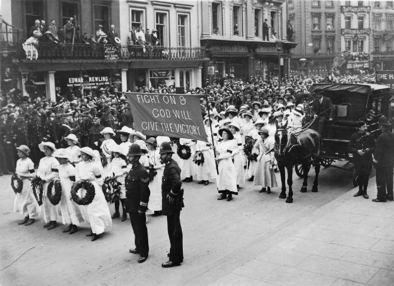 Tugir þúsunda fylgdu henni til grafar.