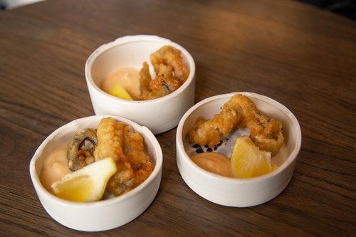 Hér má sjá mynd af rétt sem nemendur við Hótel- og matvælaskólanum sköpuðu úr vanýttum hráefnum í vor. Þetta er djúpsteikt hvelja með lifrarmayonnaise en hvelja er roðið á hrognkelsi.