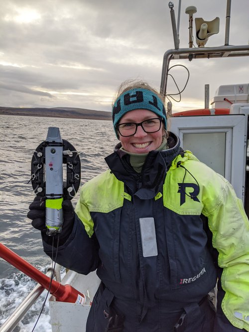 Edda Elísabet með sogskálamerki sem reynt er að setja á hvali sem tekur svo upp mynd og hljóð og kortleggur köfunarhegðun. Mynd: Alec Burslem