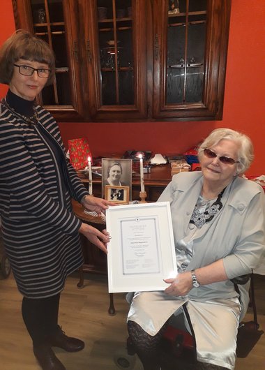 Edda María tekur við nafngjafarskírteini frá Sigrúnu.