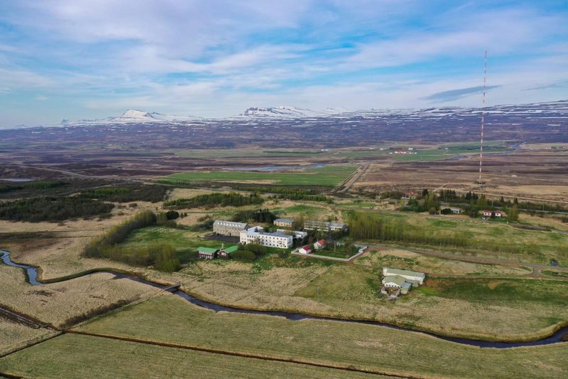 Eiðar eru um 12 kílómetrum fyrir utan Egilsstaði. Töluverðan húsaskost er þar að finna.