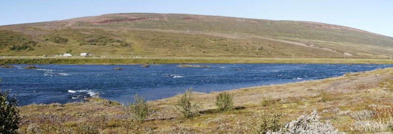 Horft til vesturs frá Bárðardalsvegi eystri frá þeim stað sem yfirfallið verður staðsett. Handan Skjálfandafljóts er bærinn Hlíðarendi. Mynd: Matsskýrsla