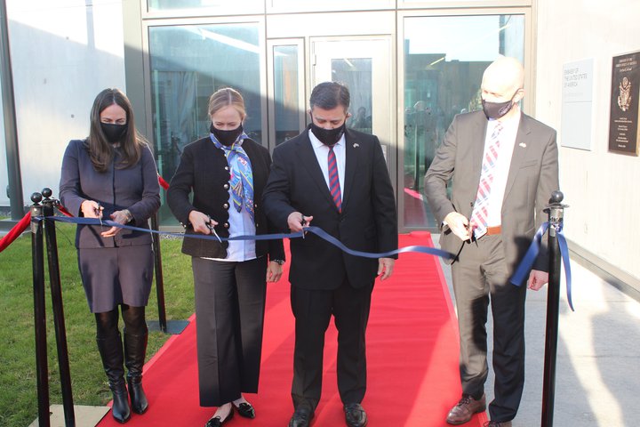 Jeffrey Ross Gunter, sendiherra Bandaríkjanna, klippir á borða við nýtt sendiráð Bandaríkjanna hérlendis fyrr í þessum mánuði.