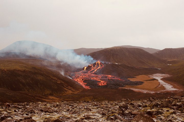 Hraunið er mest tíu metrar á þykkt og í samanburði við önnur eldgos hér á landi er eldgosið í Geldingadal mjög lítið.