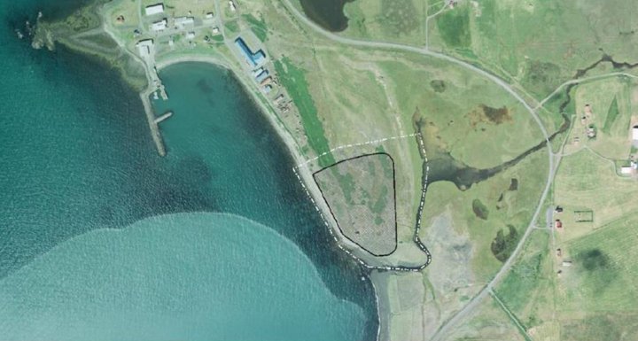 Afmörkun lóðamarka fiskeldisins (svört lína) og náttúruverndarsvæði (hvít brotalína).