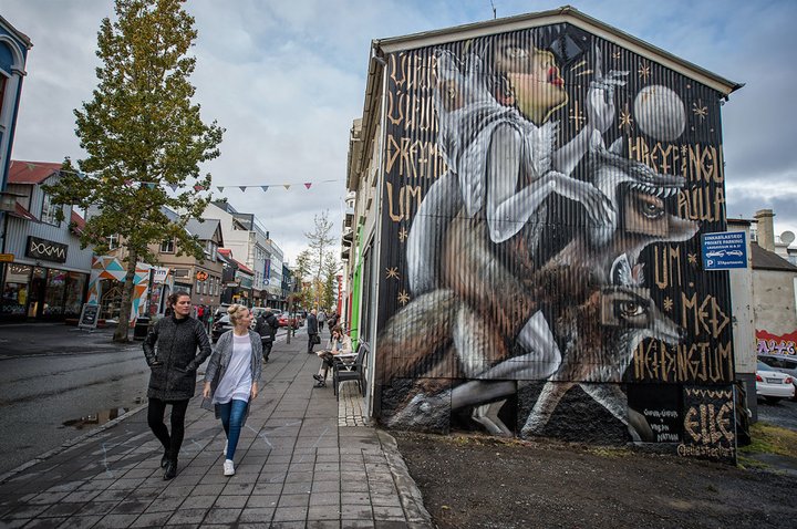 Reykjavík hefur fallið hratt á listanum yfir dýrustu borgir heims eftir hrunið.