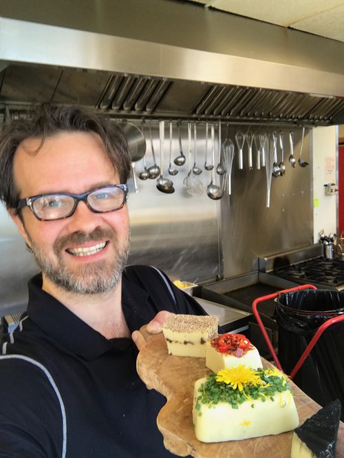 Erlendur með osta. Mynd: Aðsend