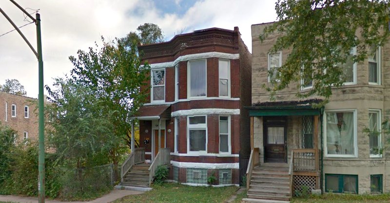 Húsið sem Emmett Till bjó í ásamt móður sinni í Chicago er til vinstri á myndinni.