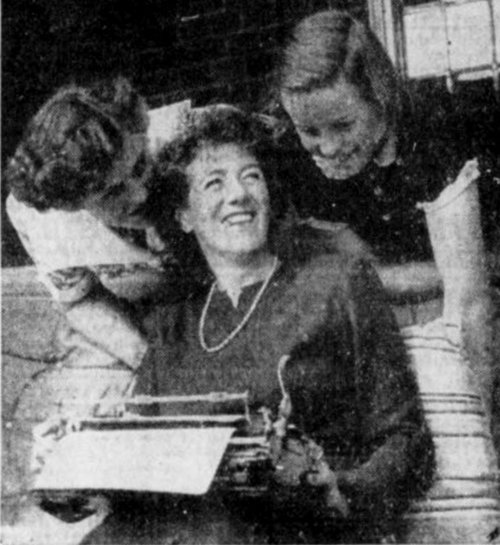 Enid Blyton með ritvélina í fanginu og dætur sínar sér við hlið. Mynd: Wikimedia.