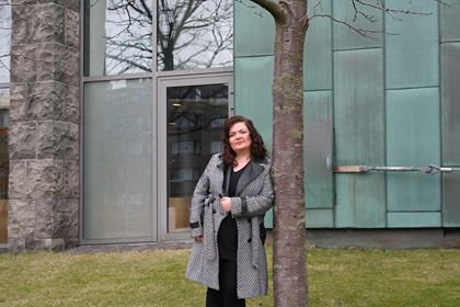 Erla Hlynsdóttir fyrir framan Hæstarétt Mynd: Aðsend