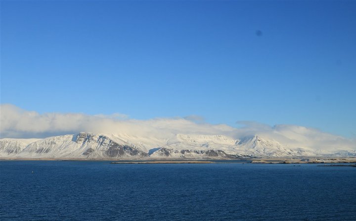 Ský faðma tinda Esjunnar síðdegis í dag.
