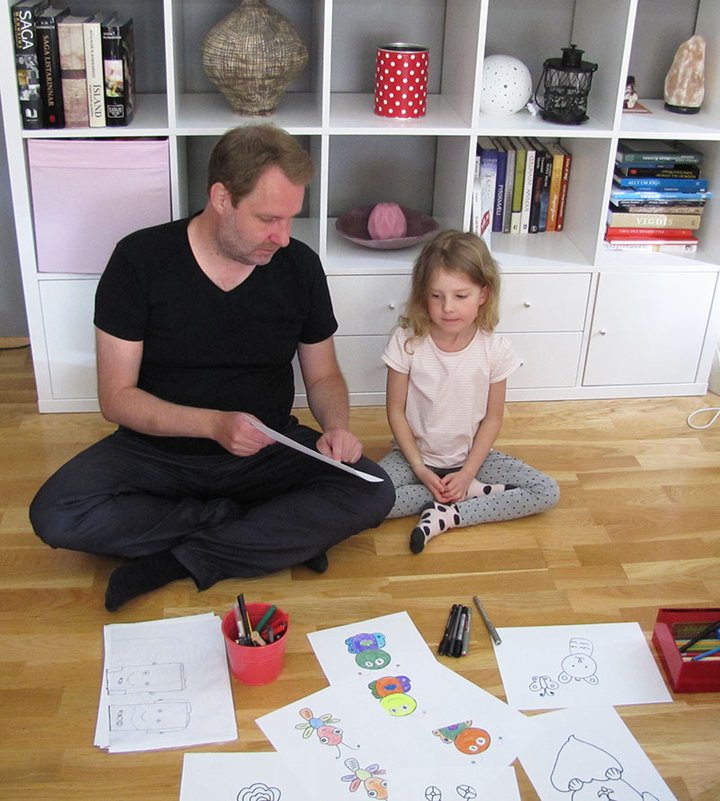 Eva Jónína Daníelsdóttir spáir í spilin ásamt pabba sínum.