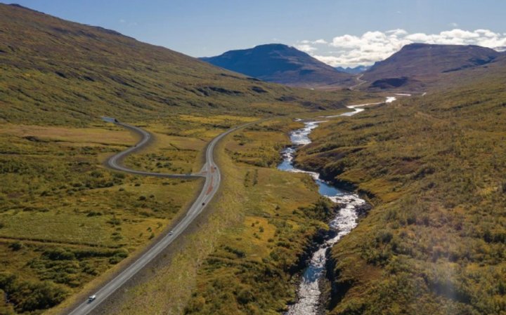 Möguleg ásýnd vegarins að göngunum á Héraði. Eyvindará liggur í fallegu gili til hægri á myndinni.