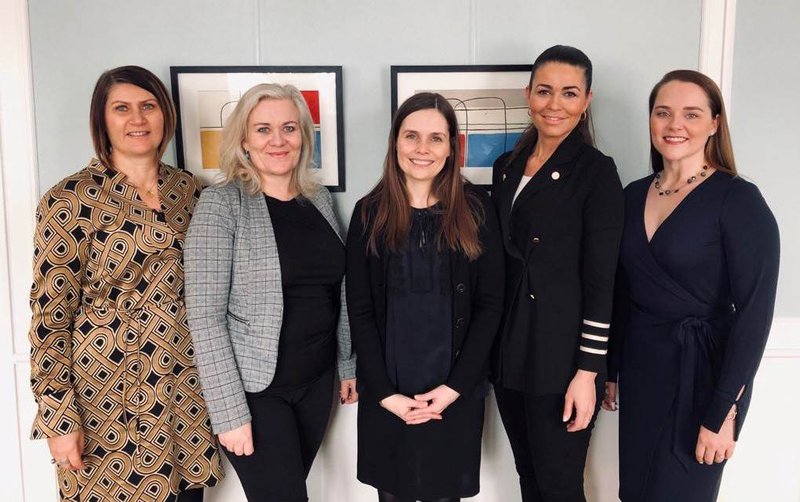 Forsætisráðherra ásamt fulltrúum FKA við undirritun samningsins. Mynd: Forsætisráðuneytið.