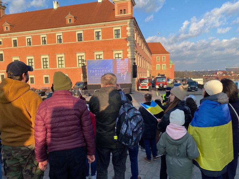 Ræðu Bidens var sjónvarpað á torgi fyrir utan konunglega kastalann í Varsjá. Mynd: Arnar Þór