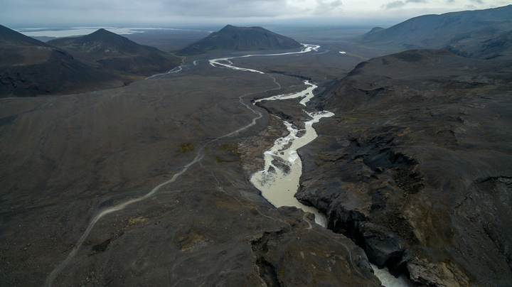 Farið er útfall Hagavatns sunnan Langjökuls.